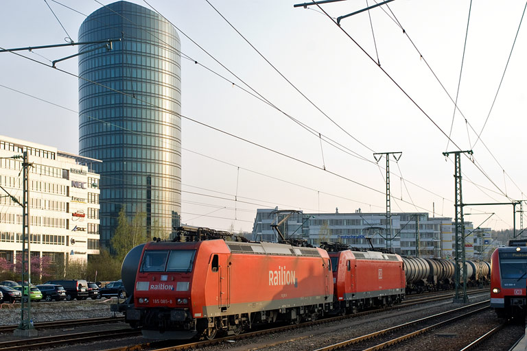 185 085 und 185 094 bei km 15,6 (April 2009)