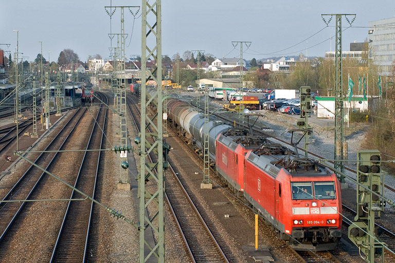 185 094 und 185 085 bei km 15,8 (April 2009)