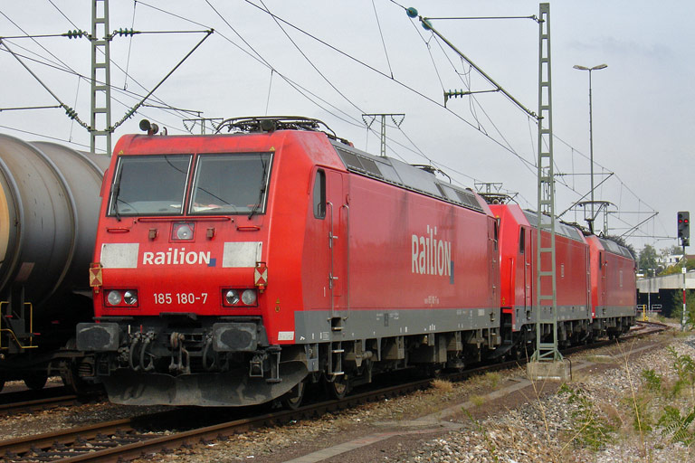 185 094, 185 379 und 185 180 bei km 15,6 (September 2009)