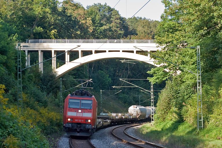 185 122 mit FZ 56183 bei km 11,0 (August 2009)