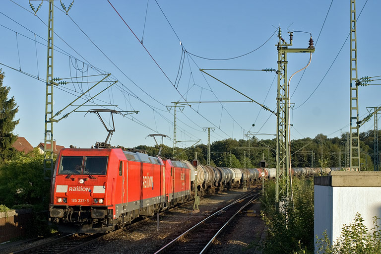 185 223 und 185 269 mit CFN 63077 bei km 16,8 (August 2009)