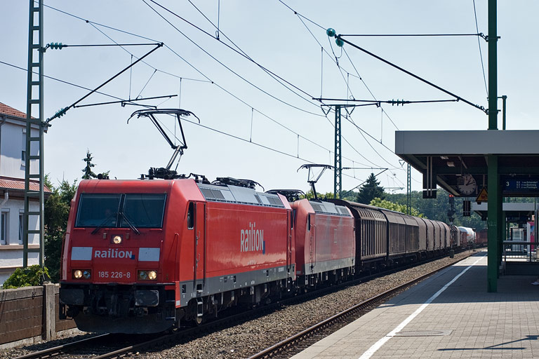 185 226 und 185 083 mit FE 44696 bei km 16,6 (August 2009)