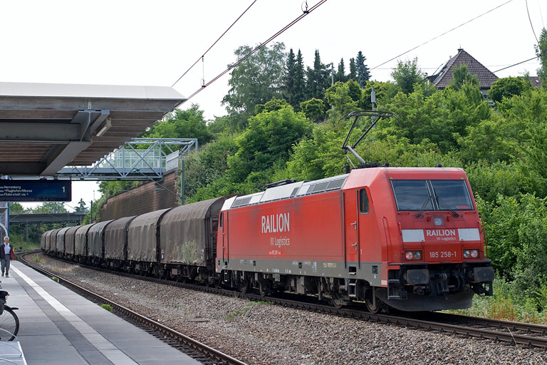 185 258 mit CS 49225 bei km 14,2 (Juni 2009)