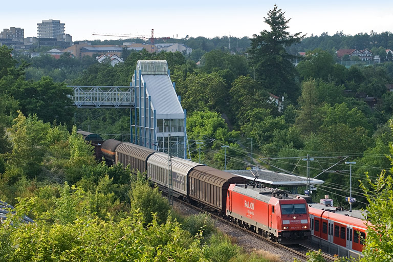 185 261 mit FZ 56183 bei km 14,2 (Juni 2009)