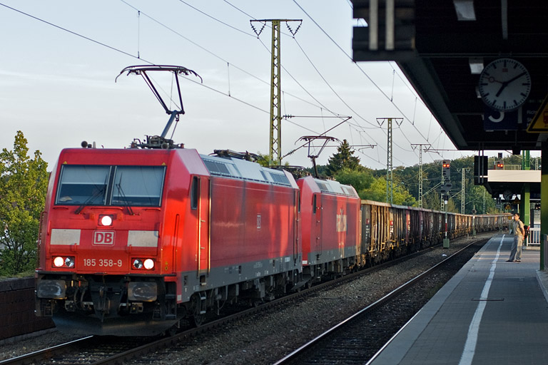 185 358 und 185 196 mit CFN 46338 bei km 16,6 (September 2009)