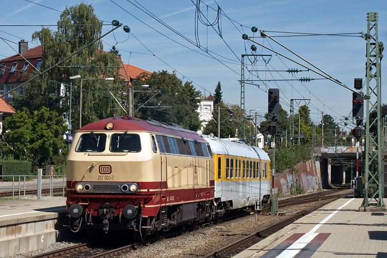 217 001 mit ST 88737 bei km 15,6 (August 2009)