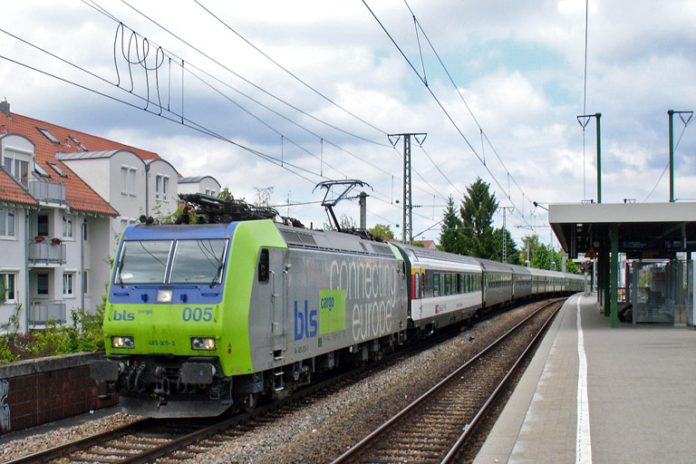 BLS Cargo 485 005 bei km 16,8 (Juni 2009)