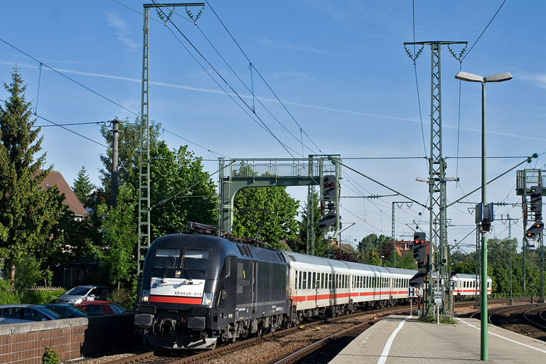 ES 64 U2-014 mit IC 2807 bei km 16,6 (Mai 2009)