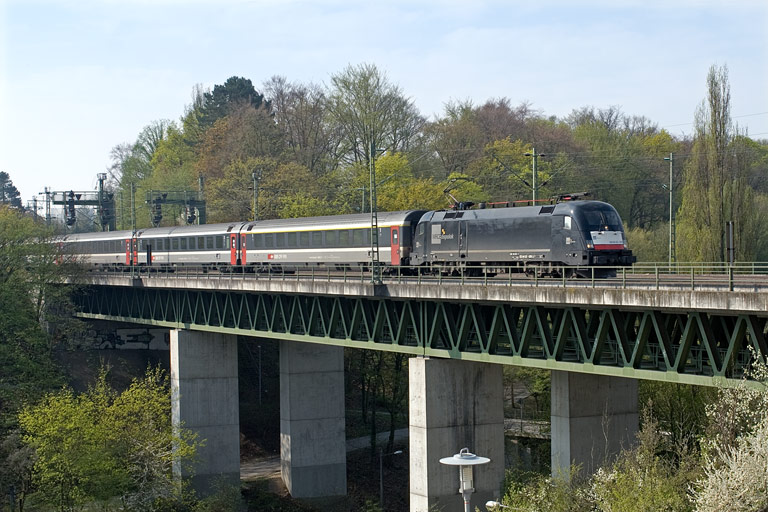 ES 64 U2-026 mit Lr 78507 bei km 14,6 (April 2009)