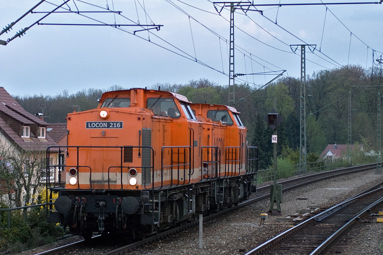 Locon 216 (ex-DR 202 806) und 215 (ex-DR 202 804) bei km 16,8 (April 2009)