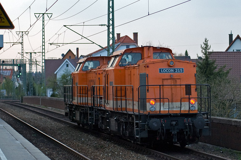 Locon 216 (ex-DR 202 806) und 215 (ex-DR 202 804) bei km 16,8 (April 2009)