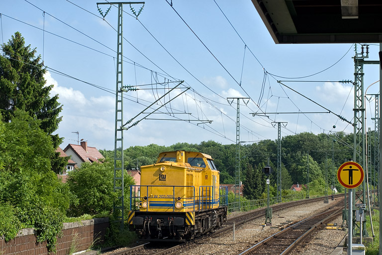 LW 203.001 (ex-DR 202 390) bei km 16,8 (Mai 2009)