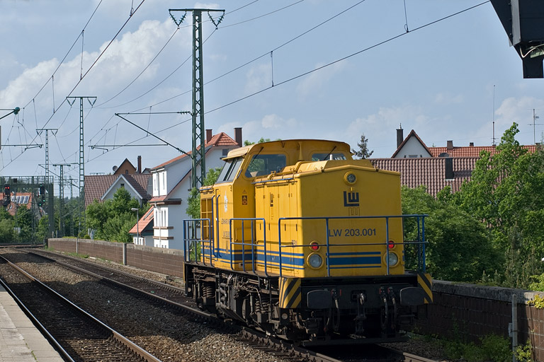 LW 203.001 (ex-DR 202 390) bei km 16,8 (Mai 2009)