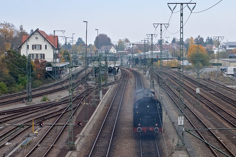 V100 2335 und 86 333 bei km 15,8 (Oktober 2009)