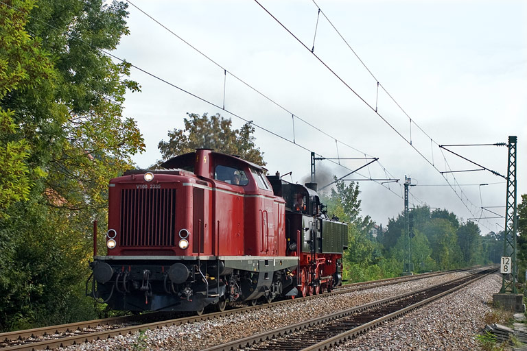V100 2335 und 93 1360 als Tfzf(D) 93724 bei km 12,8 (September 2009)