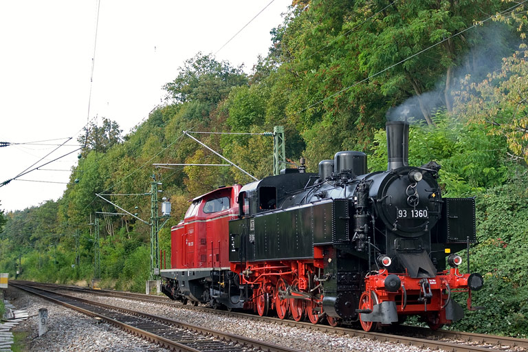 V100 2335 und 93 1360 als Tfzf(D) 93724 bei km 13,0 (September 2009)