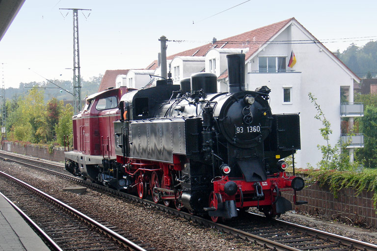V100 2335 und 93 1360 als Tfzf(D) 93724 bei km 16,8 (September 2009)