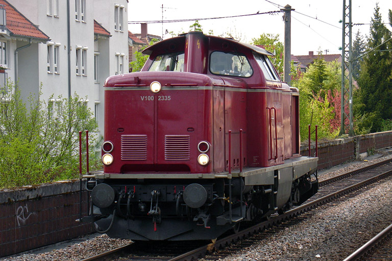 V100 2335 bei km 16,8 (April 2009)