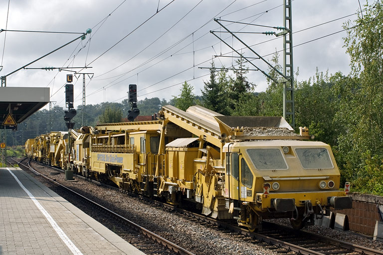 V100-SP-004 (ex-DR 202 690) und V100-SP-009 (ex-DR 202 528) bei km 16,8 (August 2009)
