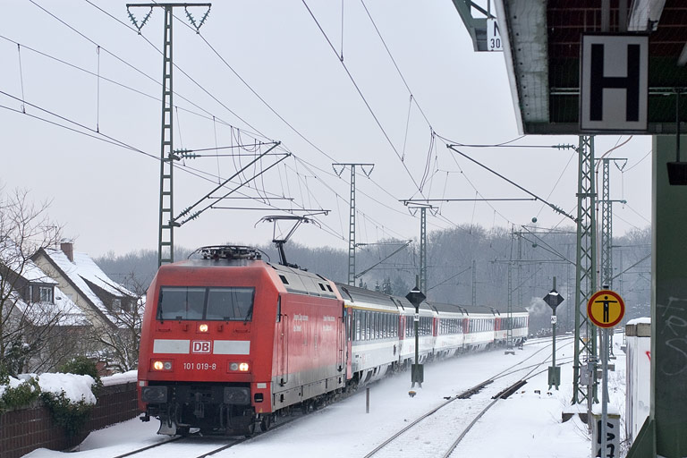 101 019 mit IC 284 bei km 16,8 (Dezember 2010)