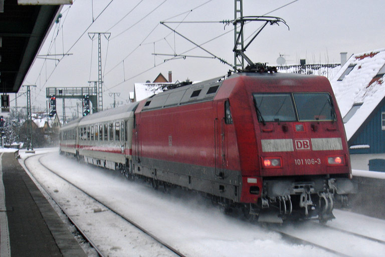 101 106 mit IC 2812 bei km 16,6 (Januar 2010)
