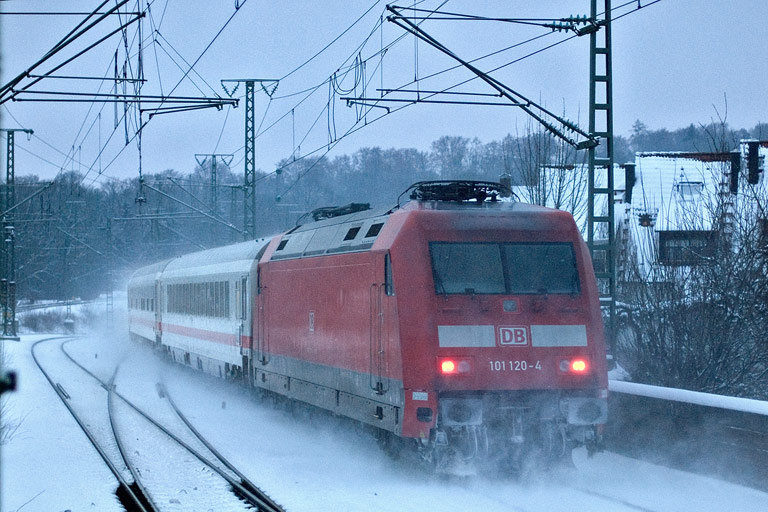 101 120 mit IC 2811 bei km 16,8 (Januar 2010)