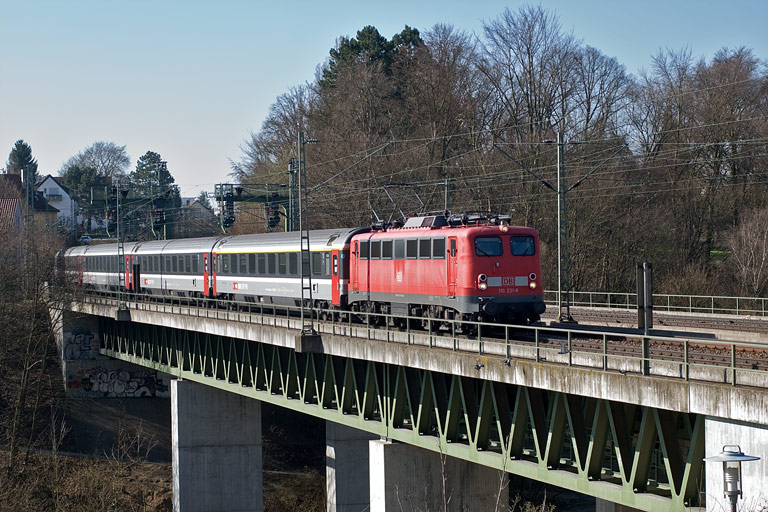 110 231 mit IC 284 bei km 14,6 (April 2010)