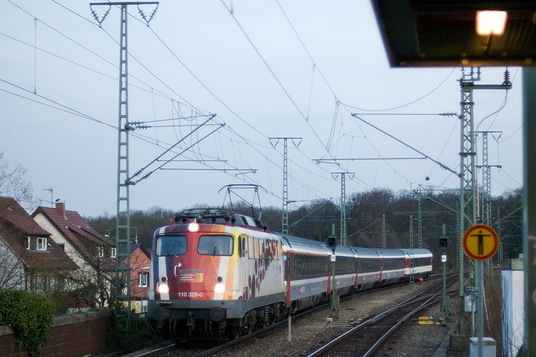 110 329 mit IC 182 bei km 16,8 (April 2010)
