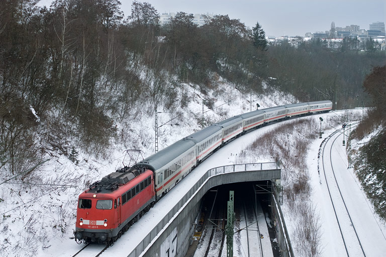 110 483 mit IC 2809 bei km 13,8 (Januar 2010)