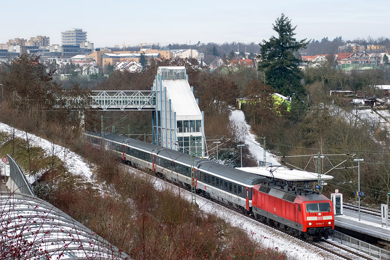 120 104 mit IC 487 bei km 14,2 (Januar 2010)