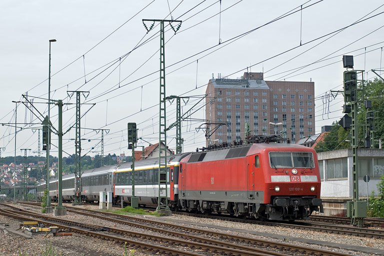 120 109 mit IC 282 bei km 15,6 (Juli 2010)