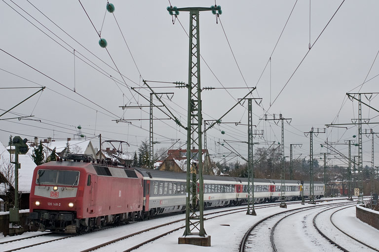 120 148 mit IC 185 bei km 16,6 (Dezember 2010)