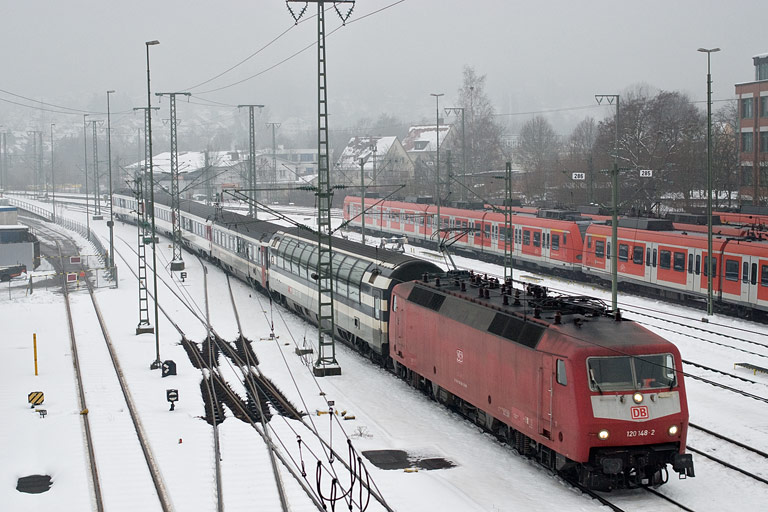 120 148 mit IC 284 bei km 16,0 (Dezember 2010)