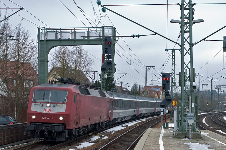 120 148 mit IC 487 bei km 16,6 (Februar 2010)