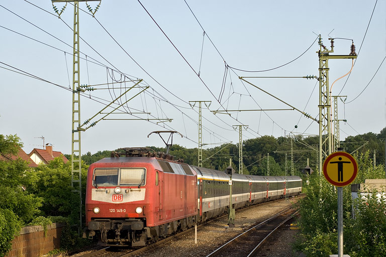 120 149 mit IC 182 bei km 16,8 (Juli 2010)