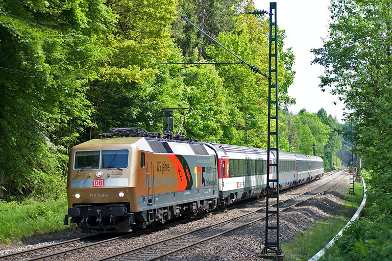 120 159 mit IC 185 bei km 18,6 (Mai 2010)