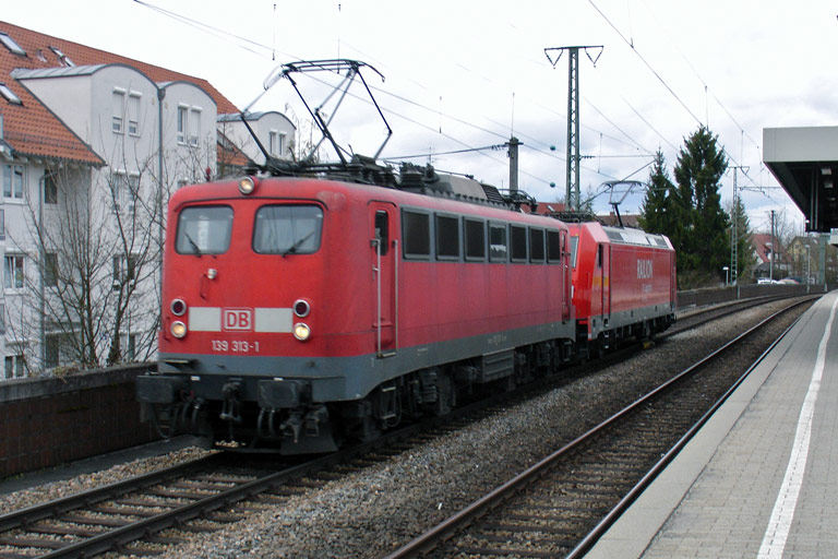 139 313 und Lok der Baureihe 185 bei km 16,8 (April 2010)