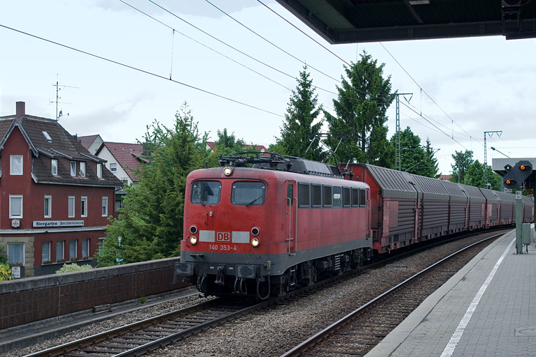 140 353 mit FZ 56165 bei km 16,8 (Mai 2010)
