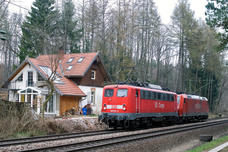 140 572 und Lok der Baureihe 185 bei km 18,2 (April 2010)