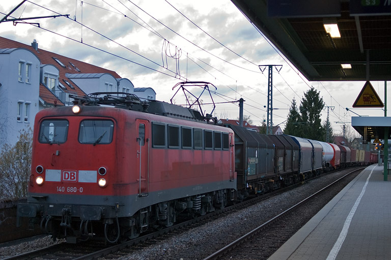 140 680 mit FZT 56173 bei km 16,8 (M&auml;rz 2010)