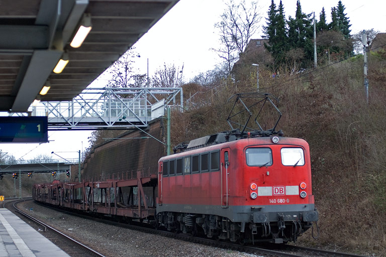 140 680 mit FZT 56173 bei km 14,2 (M&auml;rz 2010)