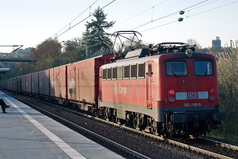 140 789 mit CSQ 60084 bei km 14,2 (April 2010)