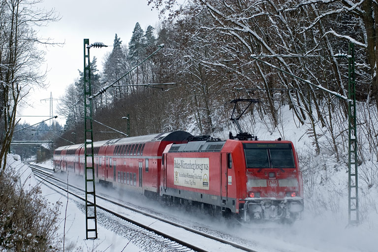 146 204 mit RE 19609 bei km 18,8 (Februar 2010)