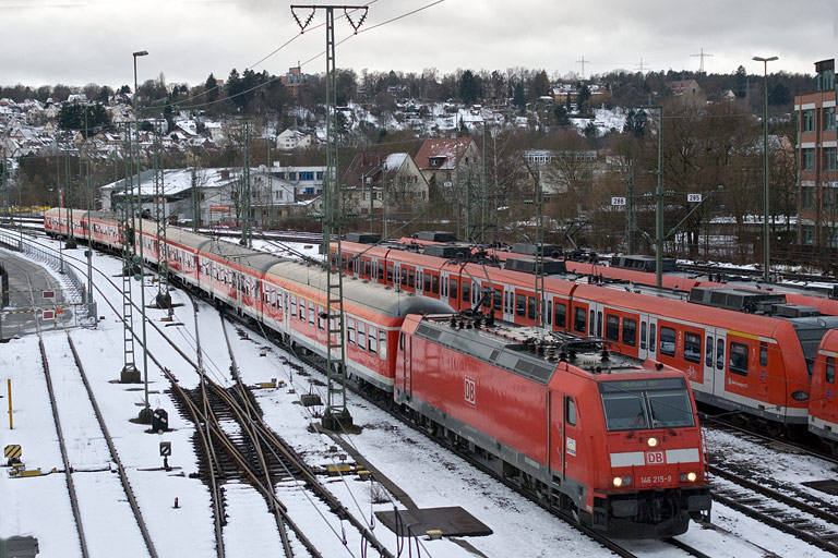 146 215 mit RE 76580 bei km 16,0 (Dezember 2010)