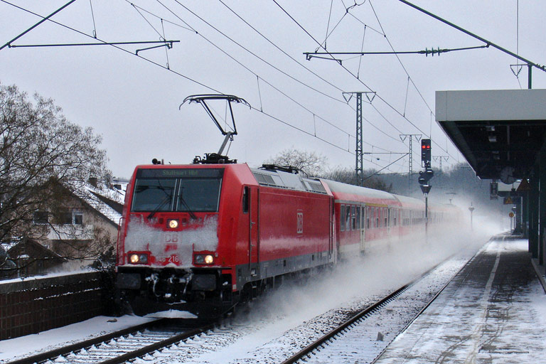 146 216 mit RE 19614 bei km 16,8 (Februar 2010)