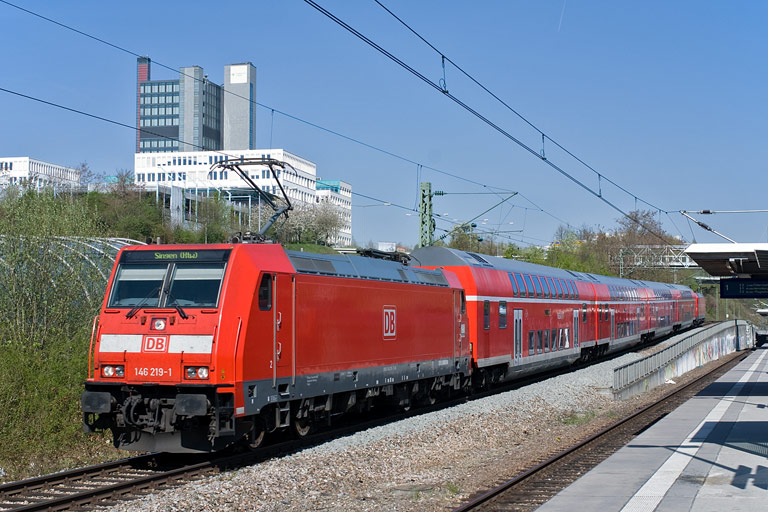 146 219 mit RE 19607 bei km 14,2 (April 2010)
