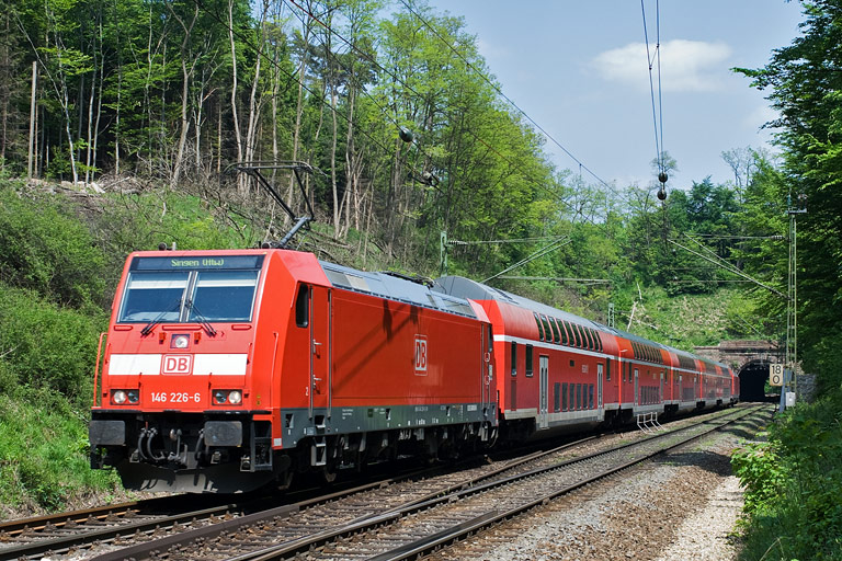146 226 mit RE 19617 bei km 18,2 (Mai 2010)