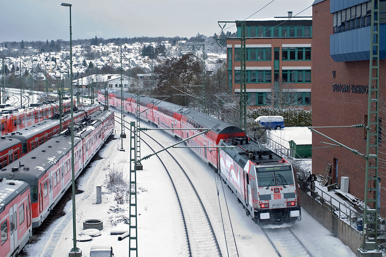 146 227 mit RE 19607 bei km 16,0 (Januar 2010)