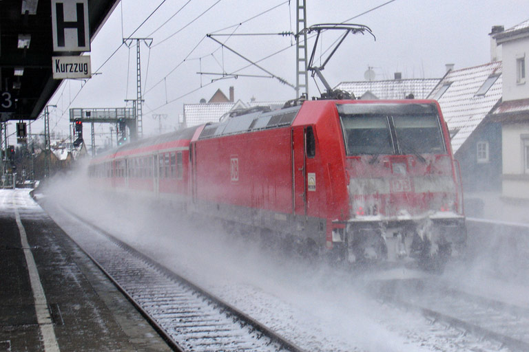 146 226 mit RE 19614 bei km 16,8 (Februar 2010)