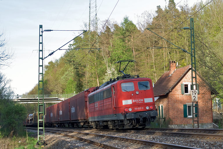 151 037 mit CSQ 60084 bei km 19,2 (April 2010)